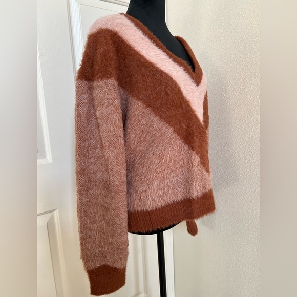 House of Harlow Deep V Nylon Sweater - Picture 3 of 7